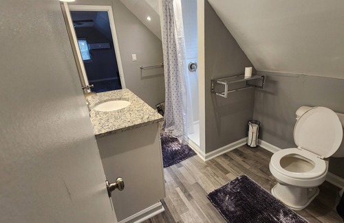 White Cabina | 4 Bedroom Pet Friendly Cabin W/ Fenced Backyard