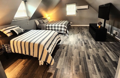 White Cabina | 4 Bedroom Pet Friendly Cabin W/ Fenced Backyard