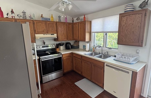 Saunderstown Casa | 4 Bedroom Pettaquamscutt Lake Shores Home