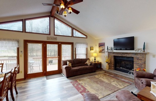 Greentown Casa | 4 Bedroom Poconos Lake House Getaway