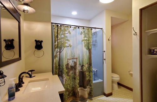 Greentown Casa | 4 Bedroom Poconos Lake House Getaway