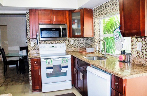 Sunrise Casa | 4-bedroom pool house in peaceful Sunrise with AC, WiFi, King bed