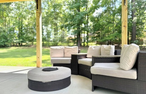 Fountain Inn Casa | 4 Bedroom Retreat w/ Hot Tub on Private Acre of Wooded Land