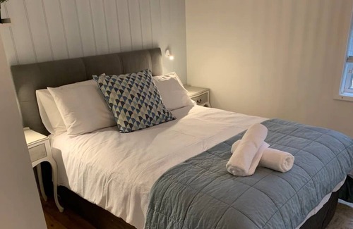 Woronora Apartamento | 4 bedroom riverfront unit above The Boatshed Café.