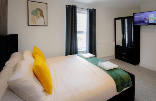 Gloucester Apartamento | 4 Bedroom, Sleeps 8, 3 Bathroom, Hot Tub, WiFi, Smart TVs in Each Room 3 min walk to KINGSHOLM Stadium