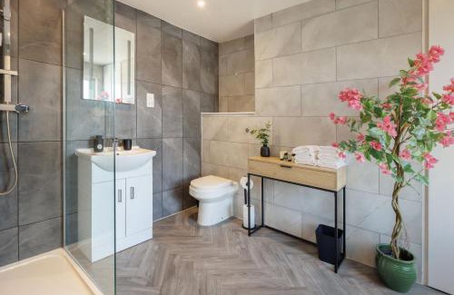 Gloucester Apartamento | 4 Bedroom, Sleeps 8, 3 Bathroom, Hot Tub, WiFi, Smart TVs in Each Room 3 min walk to KINGSHOLM Stadium