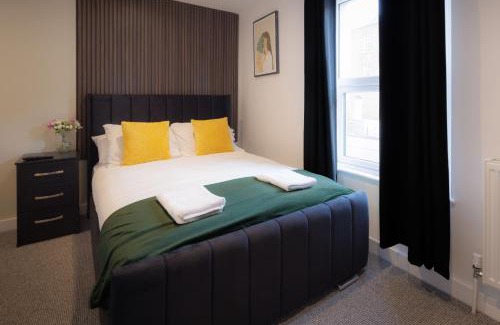 Gloucester Apartamento | 4 Bedroom, Sleeps 8, 3 Bathroom, Hot Tub, WiFi, Smart TVs in Each Room 3 min walk to KINGSHOLM Stadium