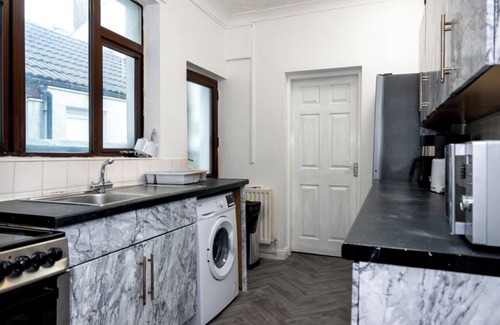Tunstall Casa | 4-bedroom- Stoke-on-Trent sleeps 8- pet friendly