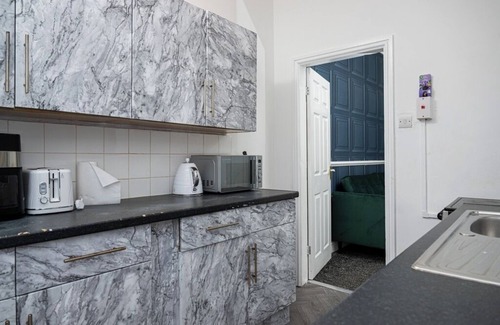 Tunstall Casa | 4-bedroom- Stoke-on-Trent sleeps 8- pet friendly