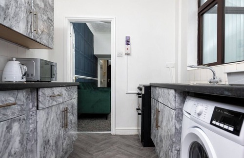Tunstall Casa | 4-bedroom- Stoke-on-Trent sleeps 8- pet friendly