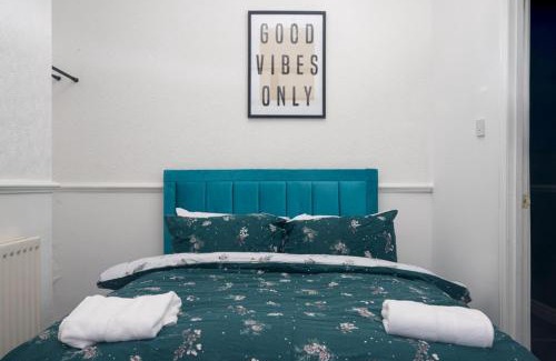 Tunstall Casa | 4-bedroom- Stoke-on-Trent sleeps 8- pet friendly