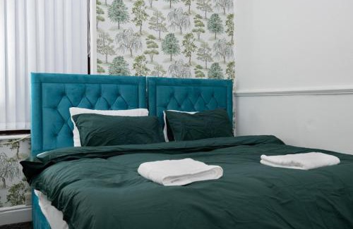 Tunstall Casa | 4-bedroom- Stoke-on-Trent sleeps 8- pet friendly