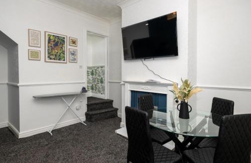 Tunstall Casa | 4-bedroom- Stoke-on-Trent sleeps 8- pet friendly