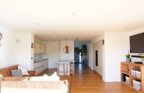 Newquay Casa | 4-Bedroom Stunning Holiday Home In Newquay Sauna, Ice Bath, Hot Tub & Gym.