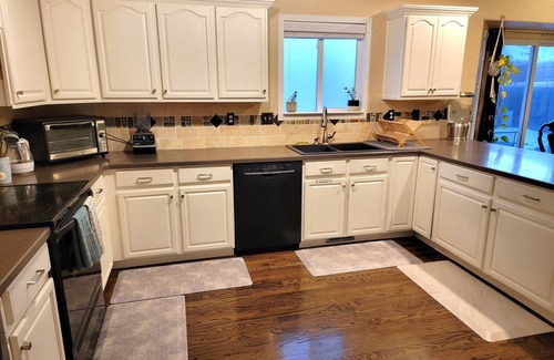 Thornton Casa | 4-bedroom sunny spacious house in peaceful Thornton with WiFi, Heat, AC