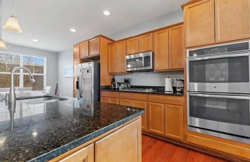 Northeast Casa | 4-bedroom townhome in amazing Washington with AC, WiFi