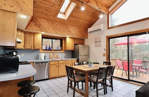 Lanesville Chalet De Esquí | 4-bedroom tranquil chalet near Hunter Mountain, incl. hot tub + game room