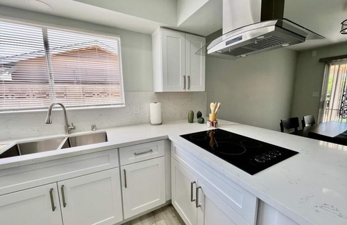 Paradise Casa | 4-bedroom vacation home 5 minutes to Fremont Street