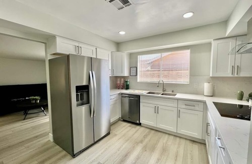 Paradise Casa | 4-bedroom vacation home 5 minutes to Fremont Street