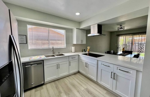 Paradise Casa | 4-bedroom vacation home 5 minutes to Fremont Street