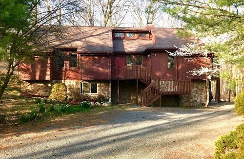 Bushkill Casa | Casa rústica con comodidades modernas, bañera de hidromasaje, TV de 70 ", pooltable, chimenea