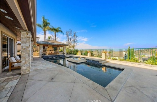 Anaheim Hills Villa | 4-bedroom villa in brilliant Anaheim with AC