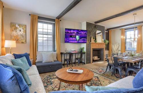 Annville Casa | 4 Bedroom w/ Firepit Walkable To Restaurants & Bars- 15 Min To Hershey!