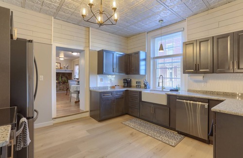 Annville Casa | 4 Bedroom w/ Firepit Walkable To Restaurants & Bars- 15 Min To Hershey!
