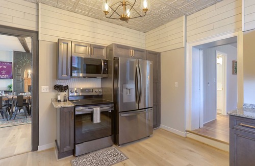 Annville Casa | 4 Bedroom w/ Firepit Walkable To Restaurants & Bars- 15 Min To Hershey!
