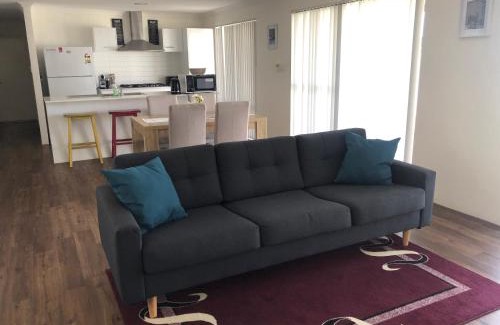 Wandina Casa | 4 Bedroom Wandina Home - 5 TVs & Close to Shopping Centre
