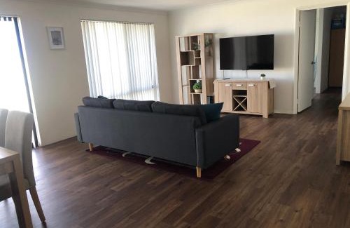 Wandina Casa | 4 Bedroom Wandina Home - 5 TVs & Close to Shopping Centre
