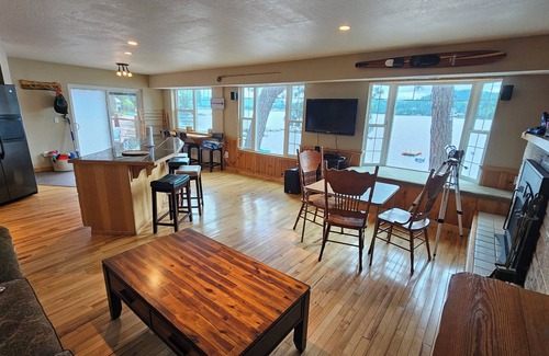 Newman Lake Casa | 4-bedroom waterfront house in lovely Newman Lake with AC, WiFi. Family friendly.