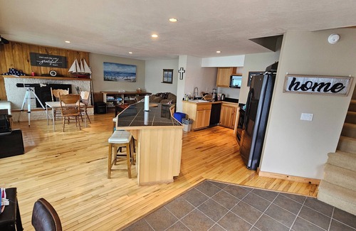 Newman Lake Casa | 4-bedroom waterfront house in lovely Newman Lake with AC, WiFi. Family friendly.