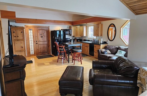 Newman Lake Casa | 4-bedroom waterfront house in lovely Newman Lake with AC, WiFi. Family friendly.