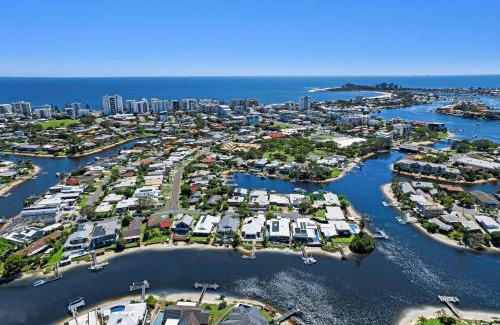 Mooloolaba Casa | 4 bedroom waterfront dream holiday home and small pet friendly