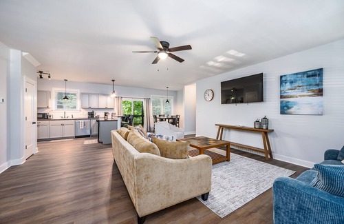 Lanexa Casa | 4-bedroom waterfront homestead near Williamsburg with WiFi, AC. Book now