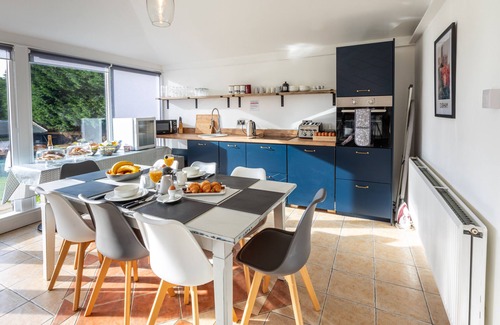 Broompark Apartamento | 4 Bedroomed Ground Floor Apartment with Hot Tub and Sauna
