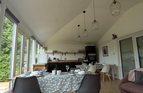 Broompark Apartamento | 4 Bedroomed Ground Floor Apartment with Hot Tub and Sauna