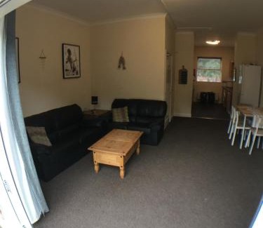 Frampton Casa | 4 Bedrooms, 3 Bathrooms, Comfy beds, 5 Netflix TVs & VAN PARKING