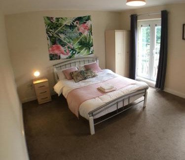 Frampton Casa | 4 Bedrooms, 3 Bathrooms, Comfy beds, 5 Netflix TVs & VAN PARKING