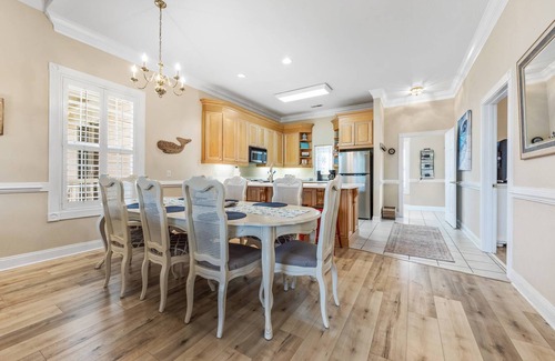 Pawleys Island Condominio | 4 Bedrooms, 3 Full Baths, Pawleys Island Condo: 2-minute drive to private beach