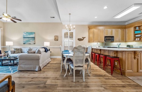 Pawleys Island Condominio | 4 Bedrooms, 3 Full Baths, Pawleys Island Condo: 2-minute drive to private beach