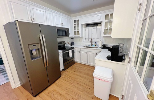 Summerville Casa | 4 Bedrooms 4 Bathrooms 2 Laundry Rooms - Brick Cottage