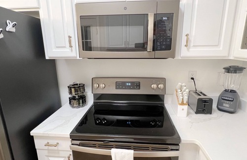 Summerville Casa | 4 Bedrooms 4 Bathrooms 2 Laundry Rooms - Brick Cottage