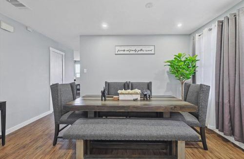 South Arlington Casa | 4 Bedrooms Brick Retreat with Gameroom & Backyard