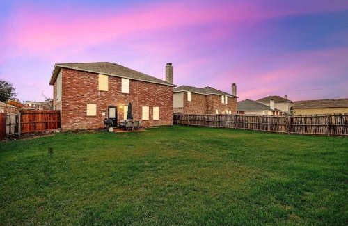 South Arlington Casa | 4 Bedrooms Brick Retreat with Gameroom & Backyard