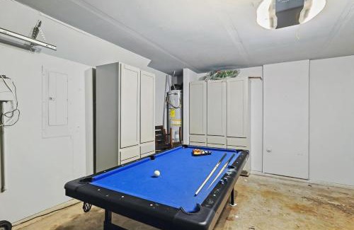 South Arlington Casa | 4 Bedrooms Brick Retreat with Gameroom & Backyard