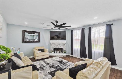 South Arlington Casa | 4 Bedrooms Brick Retreat with Gameroom & Backyard