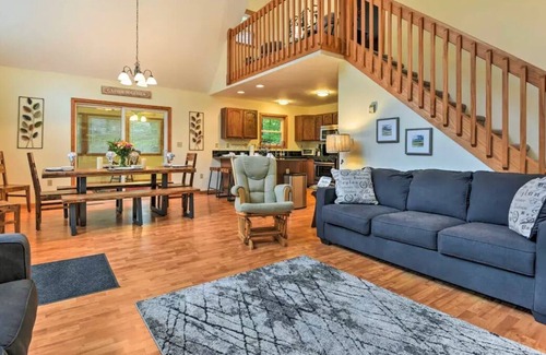 Thornhurst Chalet De Esquí | 4 bedrooms Chalet with hot tub, firepit, kayak in Pocono Lake Resort Community