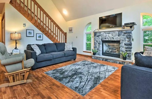 Thornhurst Chalet De Esquí | 4 bedrooms Chalet with hot tub, firepit, kayak in Pocono Lake Resort Community